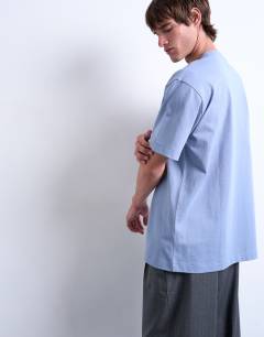 Model wearing Oversized fit t-shirt in mid blue