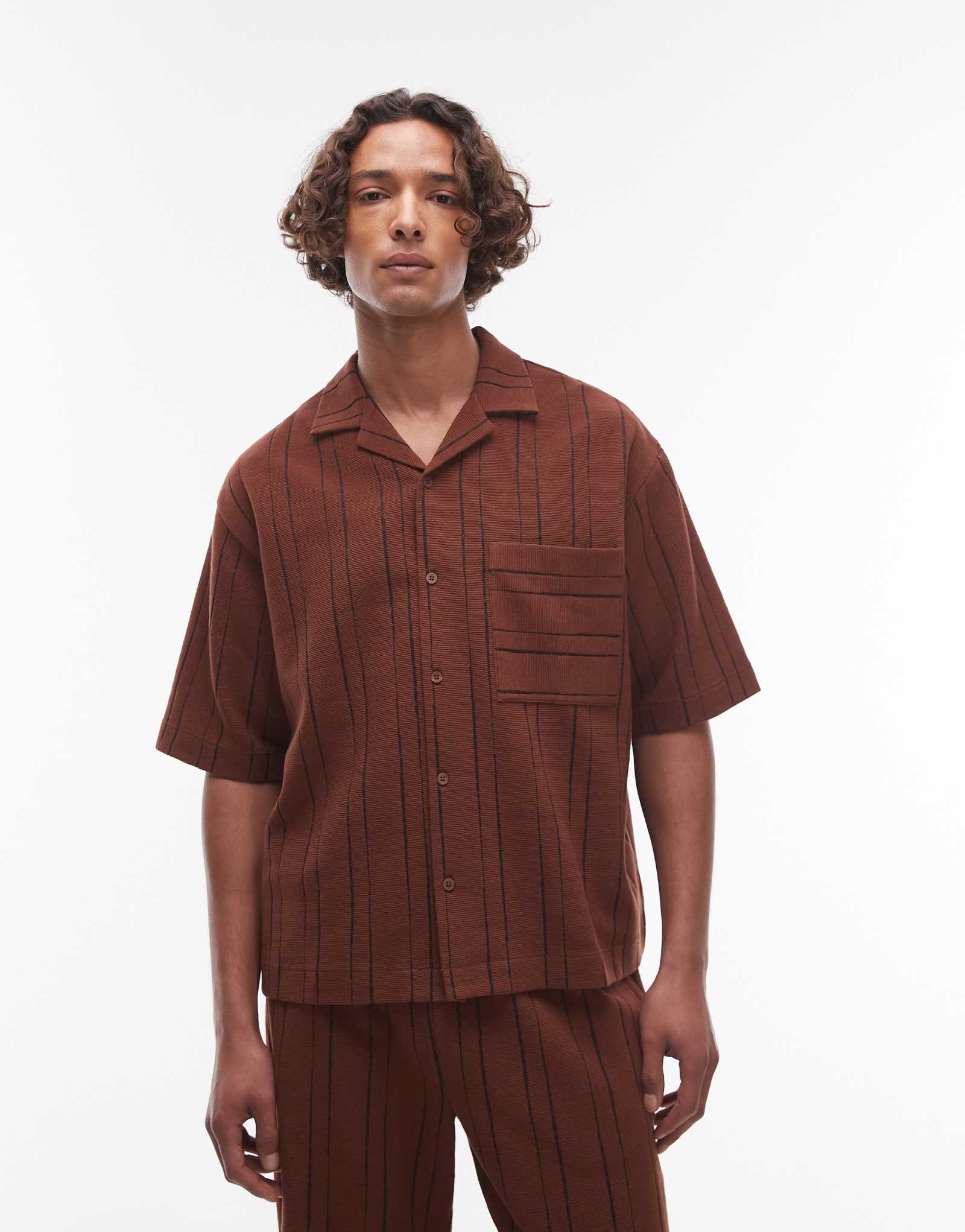 Футболка-поло Topman oversize с текстурированной полоской в полоску на пуговицах коричневого цвета