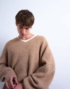 Model wearing Oversized fit v neck jumper in stone