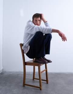 Model wearing Oversized hoodie in light grey marl