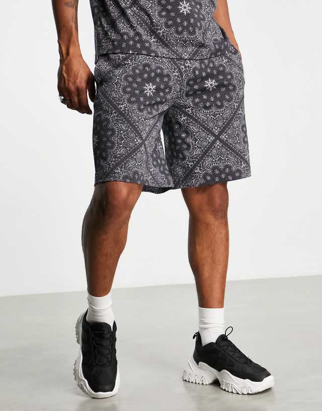 Topman - oversized shorts with washed paisley print in mono