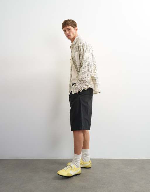 Topman - Pantalones cortos negros estilo bermudas de pernera ancha con pinzas de sarga, 4 de 5