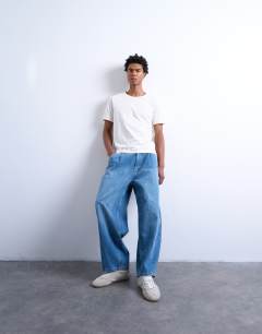 Pleated barrel jean in mid wash blue