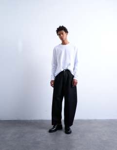 Pleated barrel jean in raw black