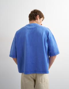 Model wearing Premium boxy fit t-shirt with pocket in washed blue