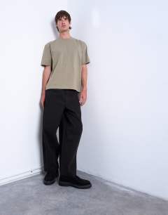 Model wearing Premium heavyweight crop fit t-shirt in khaki