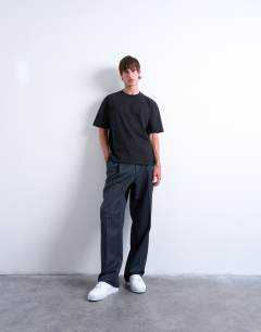 Model wearing Premium heavyweight crop t-shirt in black