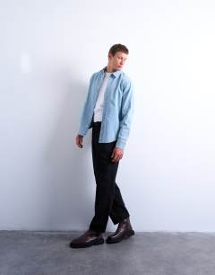 Model wearing Regular fit denim long sleeve shirt in  light wash