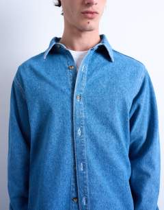 Model wearing Regular fit denim long sleeve shirt in  mid wash