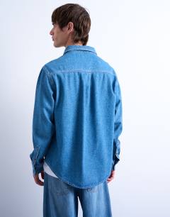 Model wearing Regular fit denim long sleeve shirt in  mid wash