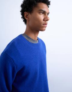 Model wearing Regular fit knitted crew neck jumper with wool in cobalt blue