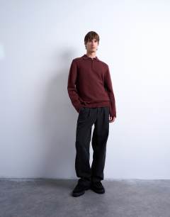 Model wearing Regular fit knitted polo with zip in dark red