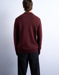 Model wearing Regular fit knitted polo with zip in dark red