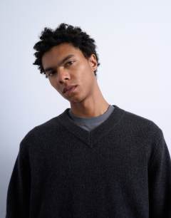 Model wearing Regular fit knitted v-neck jumper with wool in charcoal