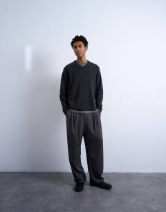 Model wearing Regular fit knitted v-neck jumper with wool in charcoal
