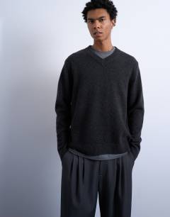 Model wearing Regular fit knitted v-neck jumper with wool in charcoal