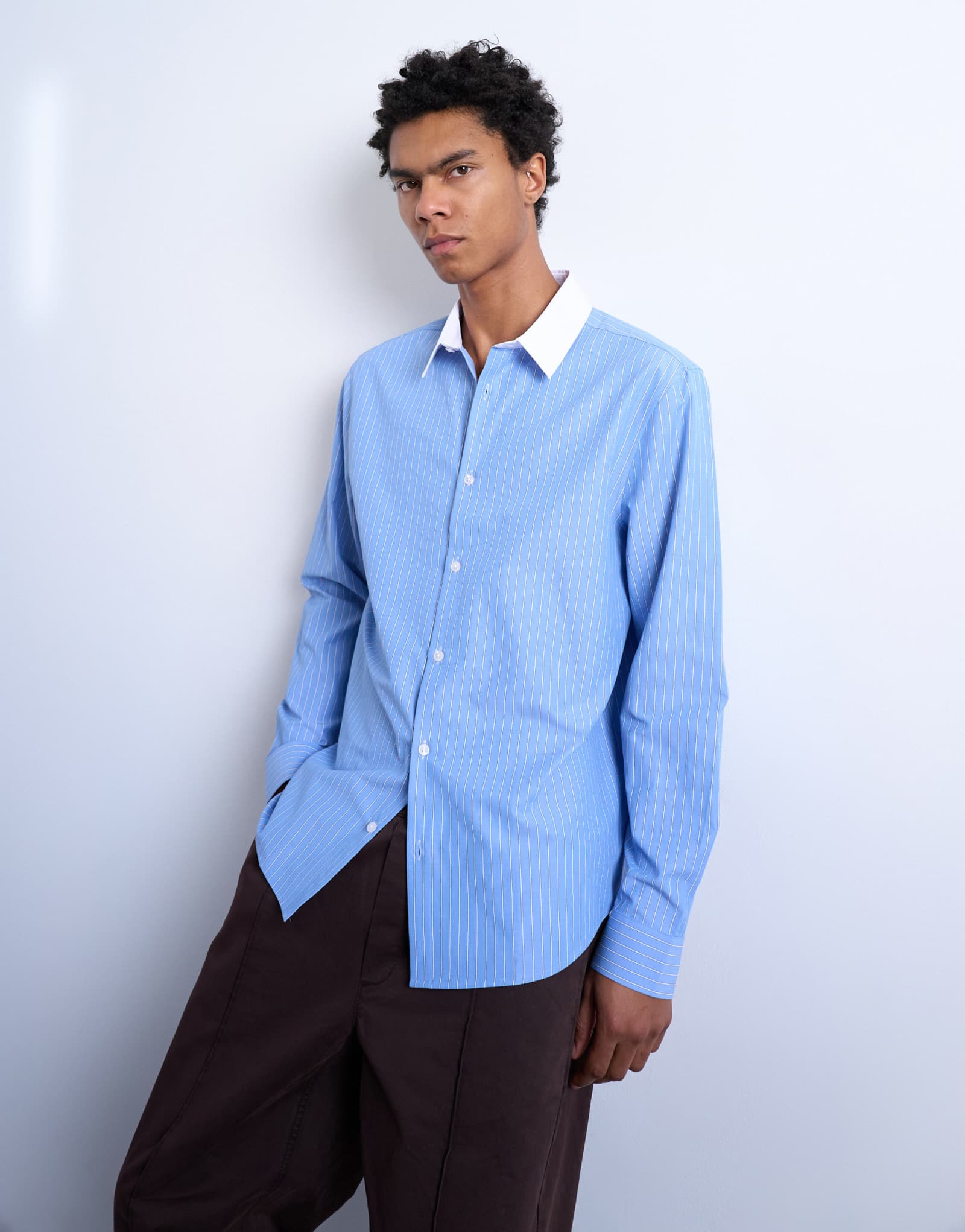 Рубашка в полоску Topman regular fit с длинным рукавом и контрастным воротником синего цвета