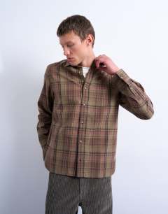 Model wearing Regular fit poplin check shirt in green