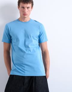 Model wearing Regular fit t-shirt in blue