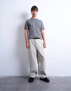 Model wearing Regular fit t-shirt in charcoal