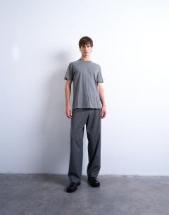 Model wearing Regular fit t-shirt in grey