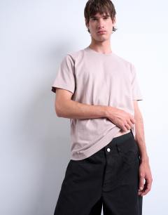 Model wearing Regular fit t-shirt in mink