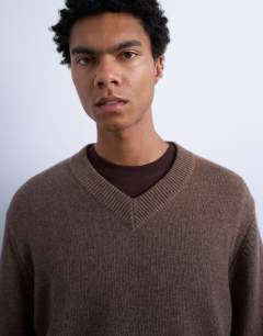 Model wearing Regular fit v-neck knitted jumper with wool in brown