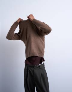 Model wearing Regular fit v-neck knitted jumper with wool in brown