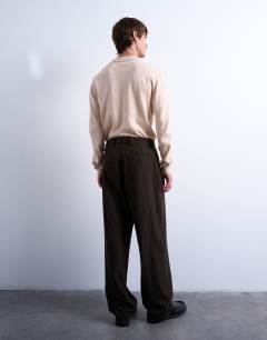 Model wearing Relaxed blazer in brown stripe