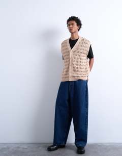Model wearing Relaxed fit button through knitted tank in stone