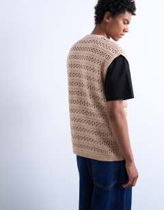 Model wearing Relaxed fit button through knitted tank in stone