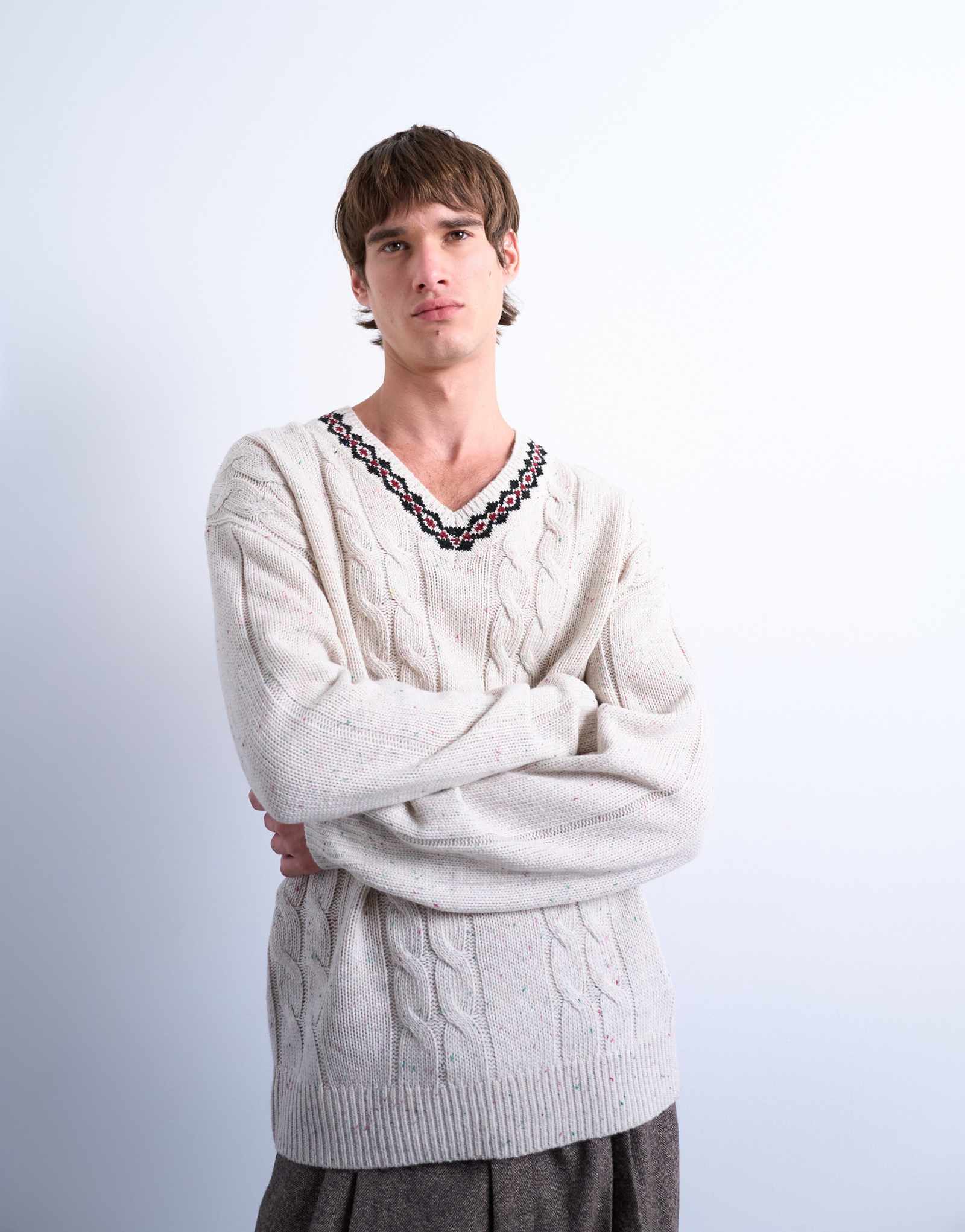 Свитер Topman свободного кроя из кабельной вязки с v-образным вырезом и отделкой из светлого шелка цвета экрю