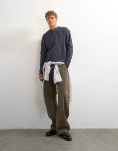 Model wearing Relaxed fit crop heavyweight slub raw edge henley in slate
