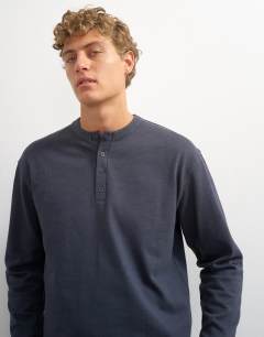 Model wearing Relaxed fit crop heavyweight slub raw edge henley in slate