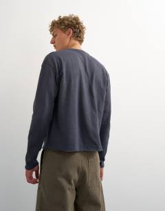 Model wearing Relaxed fit crop heavyweight slub raw edge henley in slate