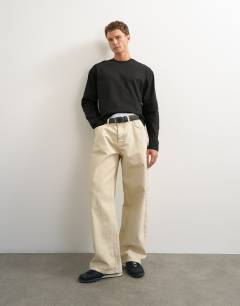Model wearing Relaxed fit crop long sleeve t-shirt in black