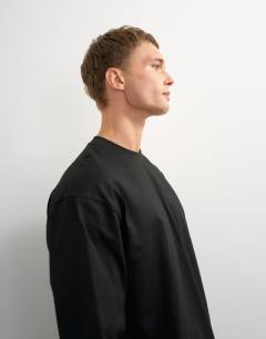 Model wearing Relaxed fit crop long sleeve t-shirt in black