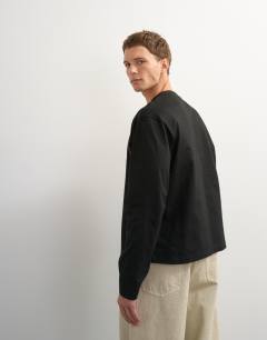 Model wearing Relaxed fit crop long sleeve t-shirt in black
