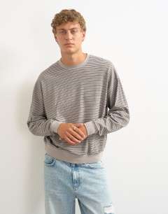Model wearing Relaxed fit crop long sleeve t-shirt with stripe in grey
