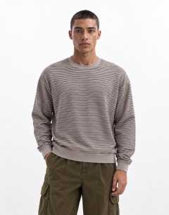 Model wearing Relaxed fit crop long sleeve t-shirt with stripe in grey