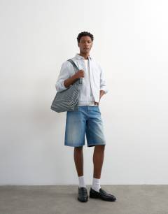 Model wearing Relaxed fit crop seersucker shirt in light blue
