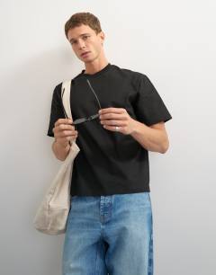 Model wearing Relaxed fit crop t-shirt in black