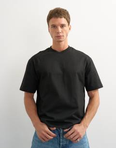 Model wearing Relaxed fit crop t-shirt in black