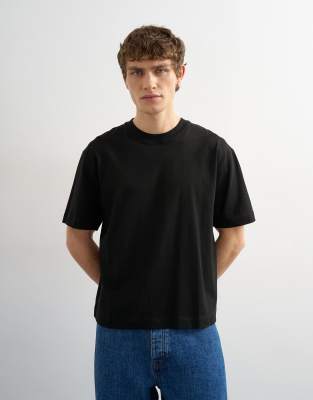Relaxed fit cropped fit t-shirt in black