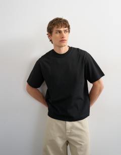 Model wearing Relaxed fit cropped t-shirt in black