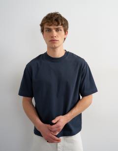 Model wearing Relaxed fit cropped t-shirt in navy
