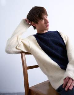 Model wearing Relaxed fit fluffy yarn panel jumper in navy