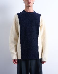Model wearing Relaxed fit fluffy yarn panel jumper in navy