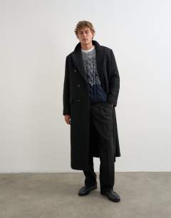 Model wearing Relaxed fit hand knitted cable jumper with ombre twist in navy