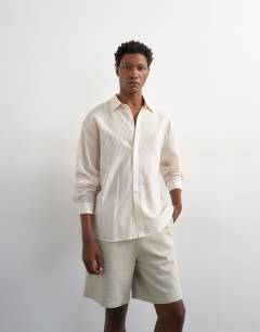 Model wearing Relaxed fit jersey short in washed beige